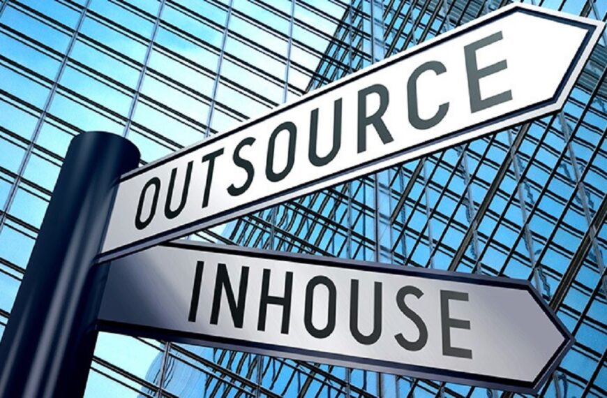 In-house vs Outsourcing Software Development: Best Guide For 2024
