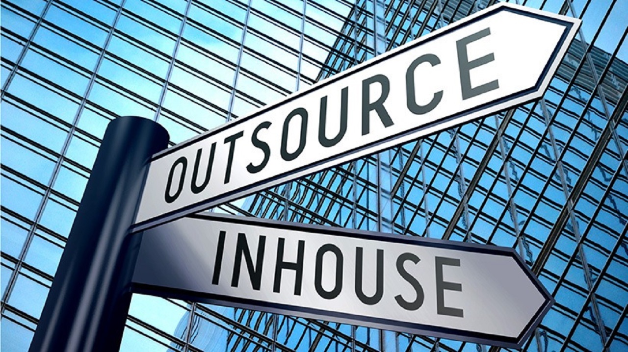 in-house vs outsourcing software development